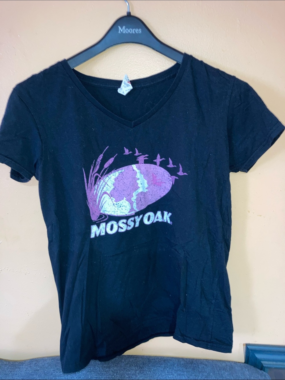Vintage Mossy Oak Black Short-Sleeve Tee with Pink Graphic